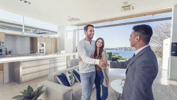 Agent_meeting_couple_house_736x414(1) (1)