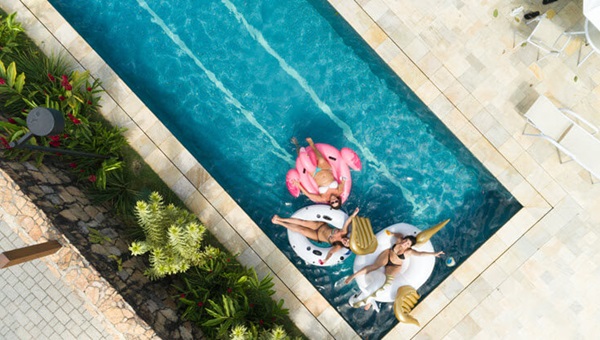 birds_eye_pool_girls_1095404954 (1)