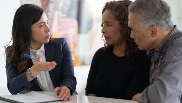 couple_agent_discussing_insurance1141794009 (1)