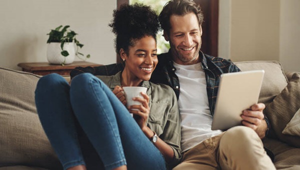 couple_at_home_couch_tablet_public (1)