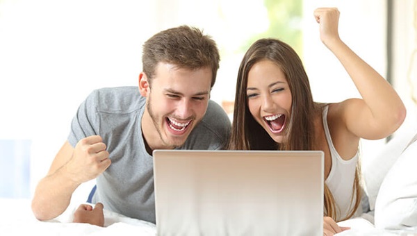 couple_excited_laptop_318254081(1)