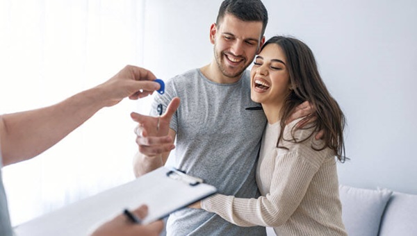couple_keys_agent_736x414_1143967383 (1)
