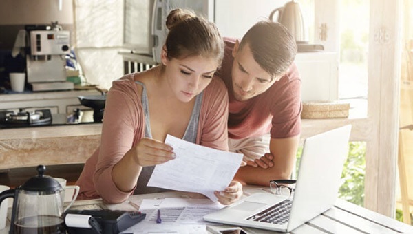 couple_laptop_paperwork_538621282 (1)