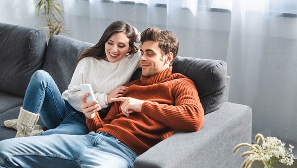 couple_on_phone_736x414 (1) (1)