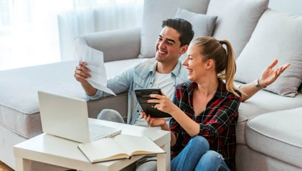 couple_paperwork_loungeroom1151351375 (1)