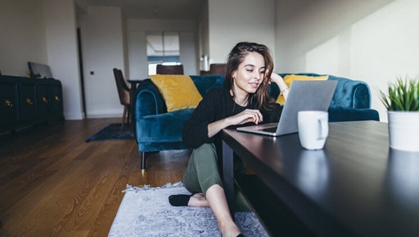 Girl_searching_for_rental_736x414 (1)