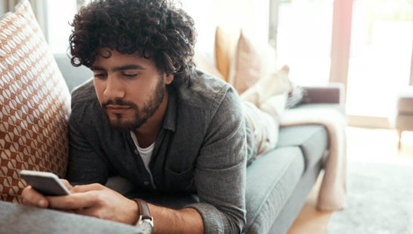 man_scrolling_on_phone_couch (1)
