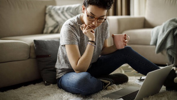person_looking_laptop_76x414 (1)
