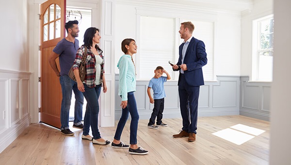 photo-agent-showing-family-through-home (1)
