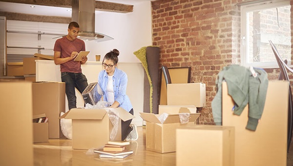 photo-couple-unpacking-boxes(1) (1)