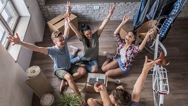 photo-friends-sitting-house (1)