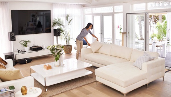 woman_decorating_house502971867 (1)