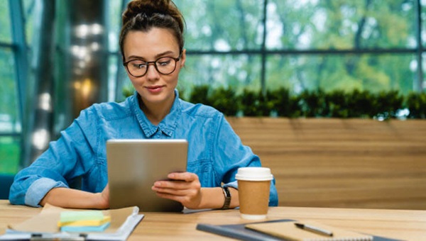 woman_desk_ipad_coffee (1)