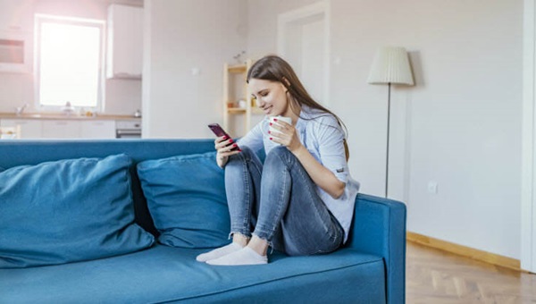 woman_phone_home_scrolling (1)