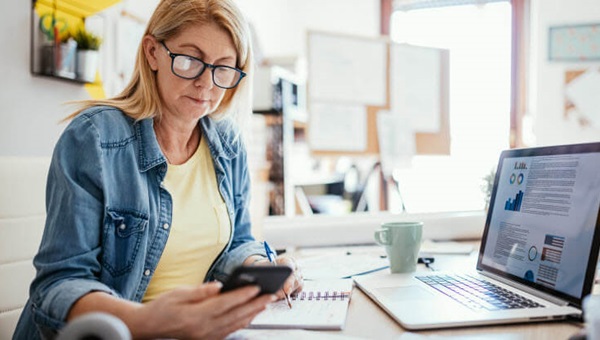 woman_working_bench_phone